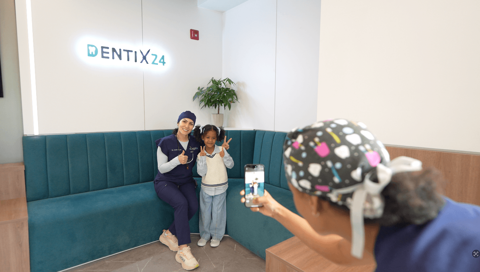 عضو تیم Dentix24 و بیمار کودک که در کلینیک با هم لبخند میزنند