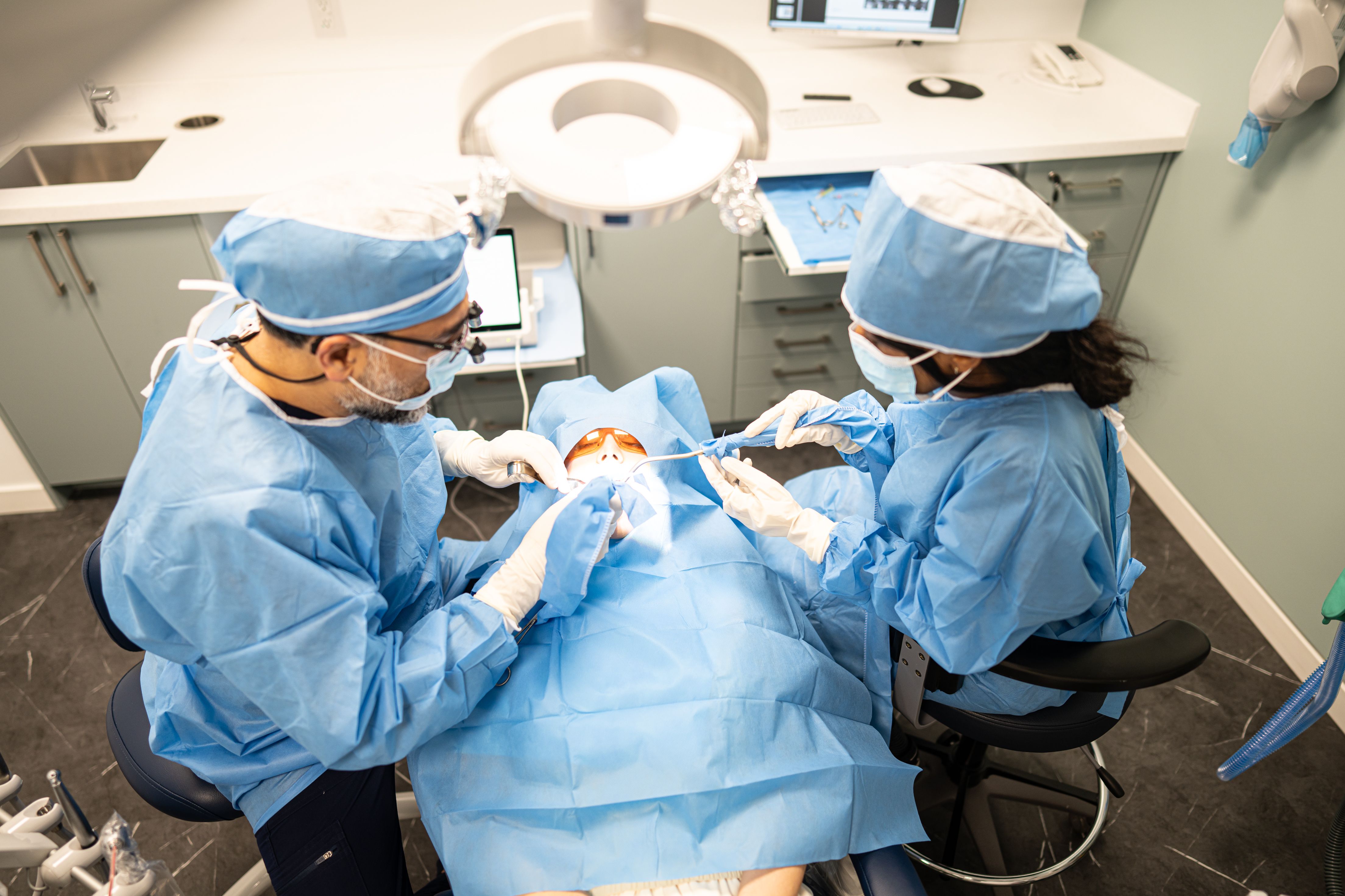 دندانپزشک Dentix24 در حال درمان بیمار در ویزیت اورژانسی